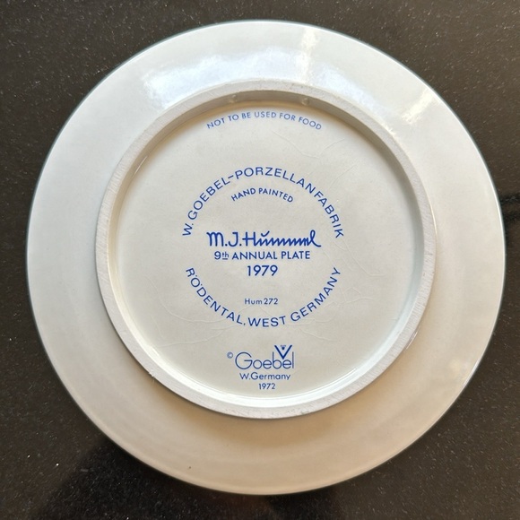 9 Pc. Hummel Collection Plate Bundle - Picture 14 of 16